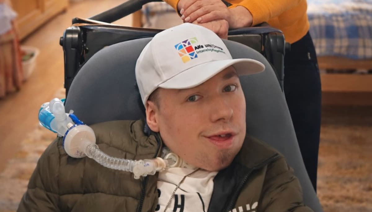 Pflegefachkraft versorgt fachgerecht das Tracheostoma eines Patienten im häuslichen Umfeld